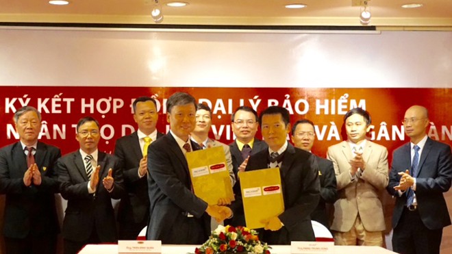 BAC A BANK hợp tác với Dai-ichi Life Việt Nam Quang cảnh lễ ký kết giữa đại diện hai bên, ông Đặng Trung Dũng (bên phải) và ông Trần Đình Quân (bên trái).
