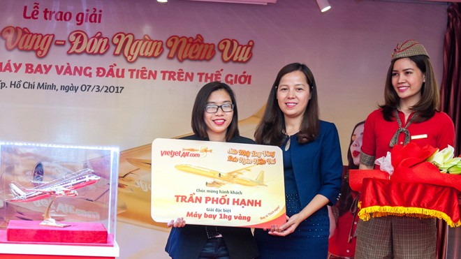 Tặng mô hình máy bay bằng 1 kg vàng cho khách nữ Tặng mô hình máy bay bằng 1 kg vàng cho khách nữ