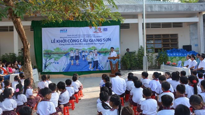 OSLA và CLB Bóng đá HAGL khởi công xây dựng cầu Giang Sơn Ông Đoàn Sĩ Hiền - Phó chủ tịch Tập đoàn Dược phẩm Merap phát biểu trong buổi lễ khởi công. Ảnh: Quốc Bảo
