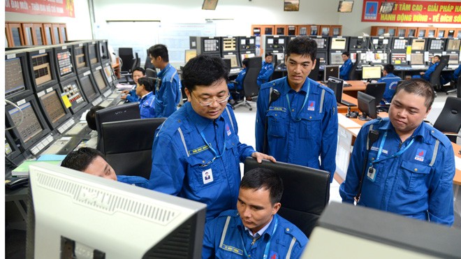 Đoàn thanh niên BSR: Sáng tạo những công trình tiết kiệm tiền tỷ Tổng giám đốc BSR Trần Ngọc Nguyên và kỹ sư trên công trường
