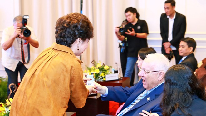 Doanh nhân Thái Hương đầu tư bệnh viện 5 sao tại Hà Nội Bà Thái Hương mời Tổng thống Israel Reuven Ruvi Rivlin dùng sữa TH true milk – thành quả hợp tác giữa TH true MILK và doanh nghiệp Israel