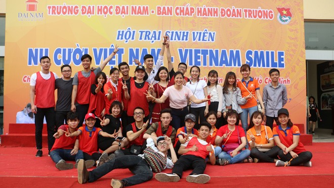 Sinh viên Đại học Đại Nam mở hội quảng bá du lịch quốc gia Cô Cao Thị Hòa rạng rỡ bên sinh viên trong ngày hội Thanh niên