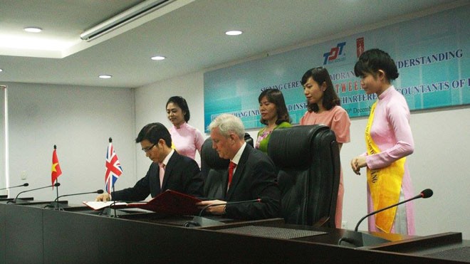 Bản lĩnh cạnh tranh cho nhân sự tương lai ngành tài chính kế toán TS. Trần Trọng Đạo, Phó Hiệu trưởng Đại học Tôn Đức Thắng & Ông Mark Billington, Giám đốc ICAEW khu vực Đông Nam Á ký kết Bản ghi nhớ hợp tác
