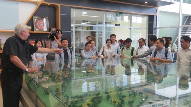 Lào học tập quy trình xử lý rác tại khu Đa Phước Ông Kevin Moore giới thiệu với đoàn Lào về khu liên hợp xử lý rác.