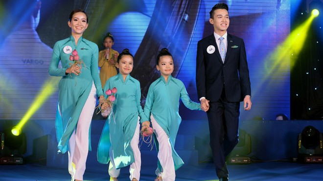 Ngắm tiếp viên Vietnam Airlines khoe sắc trong vòng thi “Hình thể - Thời trang” Các thi sinh trình diễn trang phục tiếp viên hàng không Vietnam Airlines