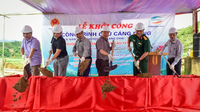 Viettel chi 25 tỷ xây cầu dân sinh cho 6 huyện nghèo Lễ khởi công cầu Cáng Dông dầm thép, xây bê tông kiên cố - niềm mong ước của người dân bản nghèo Páo Khắt và Cái Dông.