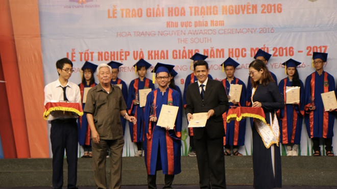 “Hoa Trạng Nguyên” – giải thưởng cho những người trẻ xuất sắc Phó hiệu trưởng Đại học Tân Tạo, Thầy Huỳnh Hổ (bên phải) trao giải cho các Hoa Trạng Nguyên mùa thứ 9