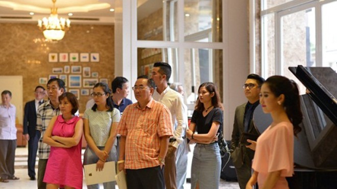 Léman Luxury Apartments ra mắt Léman tour Khách tham quan tại Swiss Hall đậm chất Thụy Sĩ