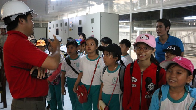 Ranee ghi điểm sáng tạo Ông Lương Công Lợi - Giám đốc Nhà máy tinh luyện dầu cá Ranee thuyết trình cho các bạn học sinh hiểu hơn về công nghệ tinh luyện dầu cá
