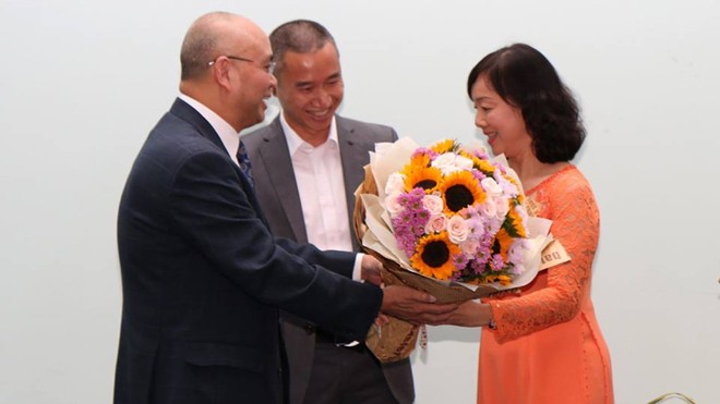 Thêm một mùa hoa Trạng Nguyên mới sẽ nở tại Đại học Tân Tạo Bà Nguyễn Thị Lệ Nga – đại diện phụ huynh học sinh, sinh viên tặng hoa tri ân cho Ban giám hiệu Nhà trường