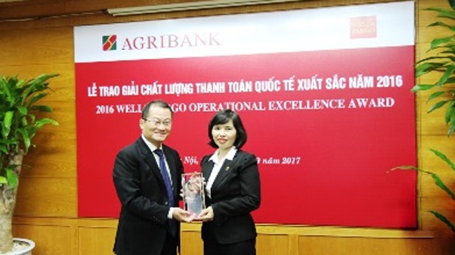 Agribank liên tiếp đón nhận giải thưởng “Thanh toán quốc tế xuất sắc” Bà Nguyễn Thị Thu Hà - Trưởng ban Định chế Tài chính Agribank - nhận giải thưởng từ đại diện Wells Fargo