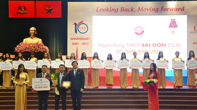 SCB phát huy tinh thần tương thân tương ái Ông Vũ Đức Hưng (vest đen đứng giữa) – đại diện Ban lãnh đạo SCB nhận kỷ niệm chương vì những đóng góp vào “Quỹ học bổng sinh viên UEF”