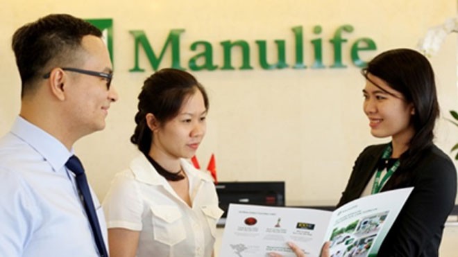 Kinh doanh hiệu quả, Manulife trả thêm khoản lãi 58 tỷ cho khách hàng Khách hàng quan tâm các sản phẩm có chia lãi của Manulife. Ảnh: G.Phúc