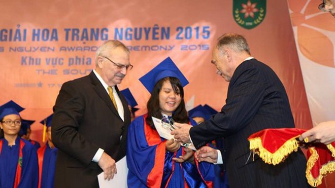 Giải thưởng Hoa Trạng Nguyên chắp cánh ước mơ những tài năng trẻ Gương mặt tươi rói, tràn ngập nụ cười là điểm chung của những bạn trẻ được nhận giải thưởng Hoa trạng nguyên mỗi năm. Họ đều có chung sự nỗ lực thầm lặng, vượt khó khăn để đạt thành tích cao trong học tập.