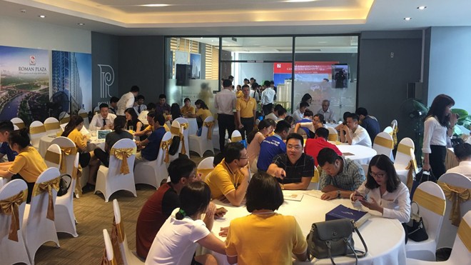 Lễ khai trương căn hộ mẫu Roman Plaza thu hút hàng trăm khách tham dự Lễ khai trương căn hộ mẫu Roman Plaza tại tầng 4-5 CT3 The Pride ngày 24/9 thu hút nhiều khách hàng tham gia