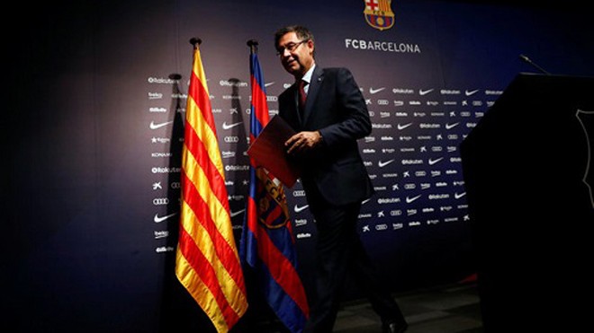 Chủ tịch Barca: 'Chúng tôi sẽ chọn giải đấu nếu Catalonia độc lập' Bartomeu rời họp báo ngày 2/10. Ảnh: Reuters.