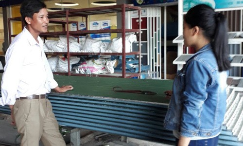 Tôn BlueScope Zacs: Giữ nguyên giá và hỗ trợ các đại lý phân phối vùng tâm bão Anh Lê Trung Mỹ (trái) đang chọn mua hàng tại một đại lý BlueScope Zacs.