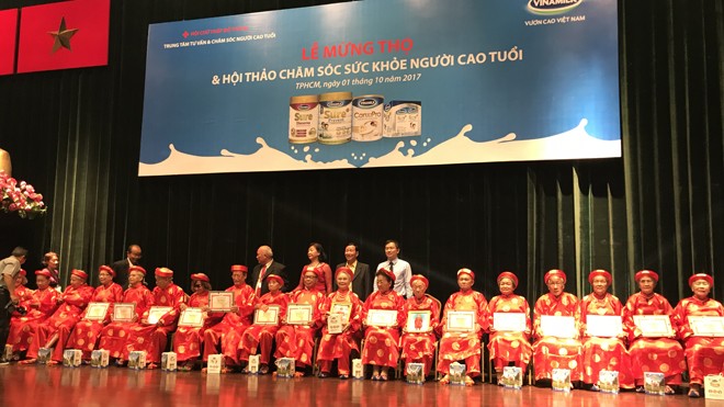 Vinamilk đồng hành chăm sóc sức khỏe cho gần 1000 người cao tuổi Vinamilk đồng hành chăm sóc sức khỏe cho gần 1000 người cao tuổi