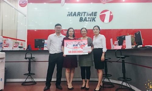 Khách hàng đầu tiên may mắn nhận sổ tiết kiệm 50 triệu đồng từ Maritime Bank Chị Nguyễn Thị Phượng (thứ hai từ phải sang) đã may mắn nhận được sổ tiết kiệm Maritime Bank 50 triệu đồng đầu tiên của chương trình “Chọn Maritime Bank hôm nay, ngàn ưu đãi mỗi ngày”