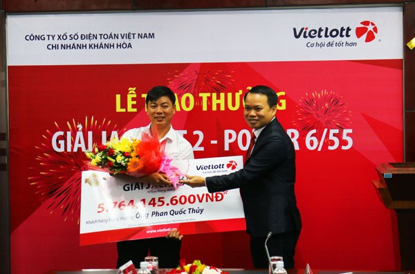 Nhặt được 2.000 đồng, trúng Jackpot hơn 5,7 tỷ đồng Giám đốc chi nhánh Vietlott Khánh Hòa tặng hoa cho anh Thủy
