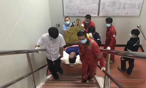 Cứu ngư dân bị hôn mê sâu trong đêm tại giàn khai thác Hải Thạch Chuyển nạn nhân lên bãi đậu trực thăng trên giàn PQP-HT