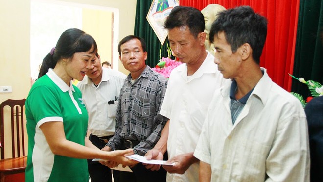 Vinamikl hỗ trợ 400 triệu đồng cho người dân vùng lũ tại Hà Nội Bà Nguyễn Minh Tâm – Giám đốc Chi nhánh Vinamilk tại Hà Nội trao quà cho các hộ dân gặp khó khăn