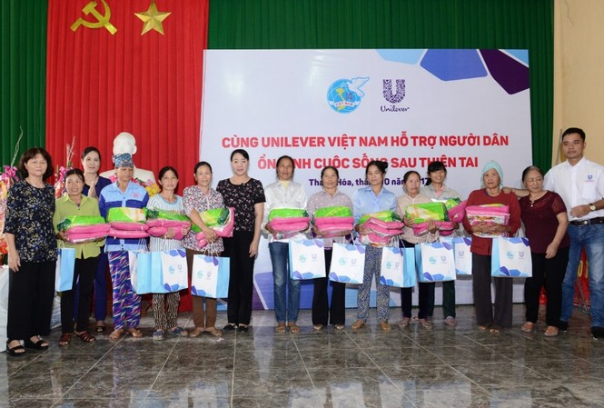 Unilever dành tặng những phần quà ý nghĩa, kịp thời cho người dân vùng lũ Đại diện Unilever trao tặng các phần quà ý nghĩa cho người dân Thanh Hóa