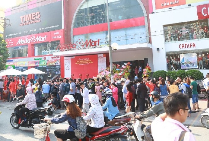 Chen chân mua sắm tại siêu thị điện máy mới khai trương trong ngày đầu Tháng khuyến mại Hà Nội 20 Chen chân mua sắm tại siêu thị điện máy mới khai trương trong ngày đầu Tháng khuyến mại Hà Nội 20