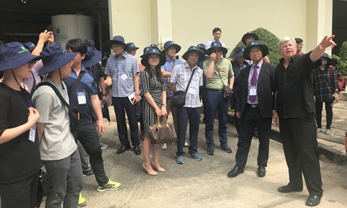Đoàn Hàn Quốc đến Đa Phước tìm hiểu kinh nghiệm xử lý chất thải Ông Kevin Moore (phải), Giám đốc điều hành Công ty TNHH Xử lý chất thải Việt Nam (VWS) tiếp đoàn KAWET. Ảnh Việt Văn
