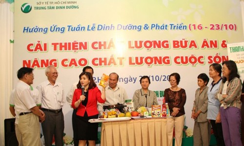 Làm sao để đảm bảo đủ i-ốt cho cả gia đình? BS.CK2 Đỗ Thị Ngọc Diệp, Giám đốc TT Dinh dưỡng TP.HCM khuyến cáo nên sử dụng hạt nêm bổ sung i-ốt để cải thiện chất lượng bữa ăn và nâng cao chất lượng cuộc sống.
