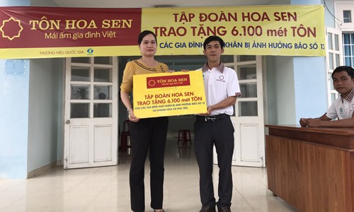 Tập đoàn Hoa Sen tặng 6.100 mét tôn cho bà con vùng lũ Tập đoàn Hoa Sen trao tặng 6.100 mét tôn cho bà con vùng bão lũ Khánh Hoà-Phú Yên.