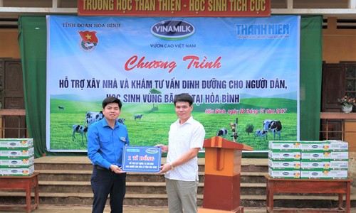 Vinamilk hỗ trợ 3 tỷ đồng cho người dân vùng lũ ở Yên Bái, Hòa Bình và Thanh Hóa Ông Phạm Tuyên – Giám đốc Kinh doanh miền Bắc Công ty Cổ phần Sữa Việt Nam trao bảng tượng trưng hỗ trợ xây dựng 10 căn nhà cho đại diện Tỉnh đoàn Hòa Bình.