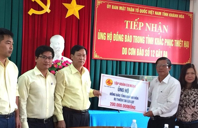 Cienco 4 hỗ trợ Khánh Hoà 200 triệu đồng khắc phục hậu quả bão số 12 Ông Trần Văn Chín, Phó TGĐ Tập đoàn Cienco 4 (thứ 3 từ trái qua) trao số tiền 200 triệu đồng ủng hộ cho đại diện tỉnh Khánh Hòa