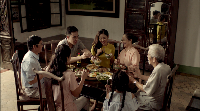 Sao Hà thành nói về gắn kết tình cảm gia đình qua bữa cơm nhà Bữa cơm “từ đại đồng đường” trong MV mới của Văn Mai Hương