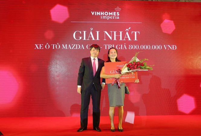 Lộ diện chủ nhân sở hữu bộ đôi “nhà sang - xe như ý” từ Vinhomes Imperia Ông Hoàng Văn Sơn - Đại điện Chủ đầu tư Vingroup trao thưởng cho chị Lê Thị Thu Hương