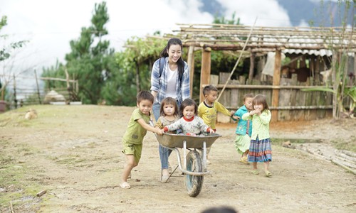 Megasun và “mối duyên” cùng Hoa hậu Mỹ Linh, “mối tình” cùng dân bản Cu Vai Mỹ Linh rất vui vì người dân nơi đây vẫn nhớ và dành tình cảm yêu quý cho cô như ngày nào. Cô cũng hạnh phúc vì một lần nữa được góp sức nhỏ của mình để mang đến cho mảnh đất này những điều tốt đẹp
