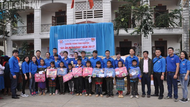Tặng quà “Áo ấm mùa đông” tại xã Lũng Chinh huyện Mèo Vạc tỉnh Hà Giang Đoàn Than Quảng Ninh và Đoàn Thanh niên Cơ quan Tập đoàn cho các em vùng cao Hà Giang