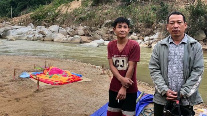 Tìm thấy thi thể nạn nhân bị lũ quét cuốn trôi Người thân đưa thi thể nạn nhân Lương Văn Minh về quê an táng - Ảnh người dân cung cấp.