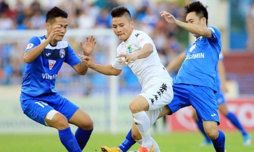 Vì sao Ban tổ chức chuẩn bị ba Cup vô địch V.League? Hà Nội (áo trắng) đứng trước cơ hội bảo vệ thành công chức vô địch V-League. Ảnh: Ngọc Dung