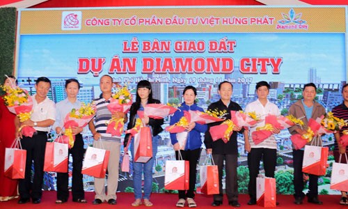 Khách hàng chính thức nhận bàn giao đất tại dự án Diamond City Buổi bàn giao đất diễn ra trong không khí trang trọng