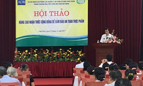 Tổ chức Hội thảo nâng cao nhận thức cho cộng đồng để ATTP tại Vĩnh Phúc BS.Nguyễn Quang Thái, Chi cục trưởng Chi cục ATVSTP tỉnh Vĩnh Phúc báo cáo về công tác đảm bảo ATTP trên địa bàn tỉnh Vĩnh Phúc