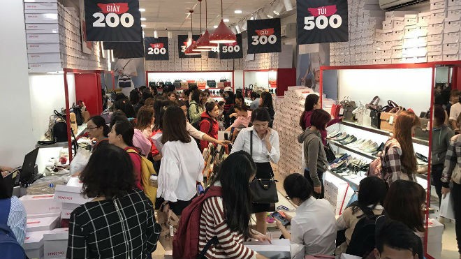 Làm Black Friday đúng chuẩn, bí quyết giúp Juno trở thành thương hiệu 'vạn người mê' Đông đảo chị em đã có mặt tại các cửa hàng của Juno trong ngày đầu khuyến mãi để lựa chọn những món hàng mình yêu thích