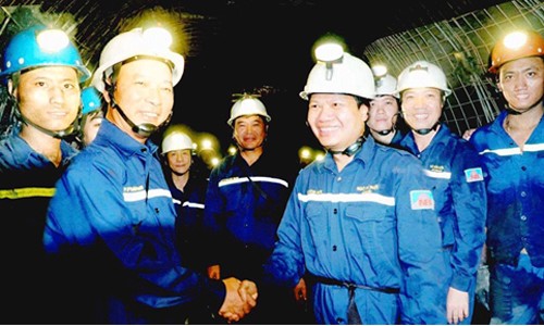 Chủ động, sáng tạo đưa Nghị quyết vào sản xuất Đội ngũ cán bộ, công nhân lao động đồng tâm áp dụng khoa học côn nghệ vào sản xuất
