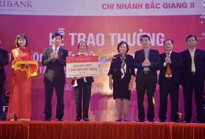 Agribank trao giải Đặc biệt thứ hai đợt huy động tiết kiệm dự thưởng Khách hàng Lê Thị Thơi nhận Sổ Tiết kiệm 01 tỷ đồng Giải đặc biệt thứ Hai
Chương trình Tiết kiệm dự thưởng "Quà tặng tưng bừng, chào mừng Quốc khánh"
do Agribank tổ chức
