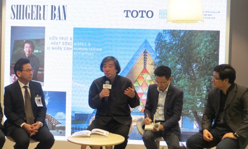 TOTO Việt Nam tổ chức sự kiện kiến trúc và hoạt động vị nhân sinh KTS Shigeru Ban (giữa) nổi tiếng với những công trình sáng tạo từ ống giấy lần đầu đến Việt Nam