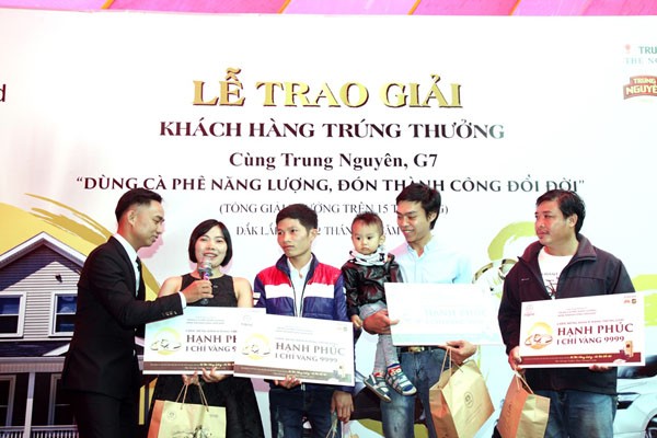 11 khách hàng ở Tây Nguyên trúng thưởng xe máy, nhẫn vàng từ Trung Nguyên Khách hàng chia sẻ niềm vui khi biết mình trúng giải