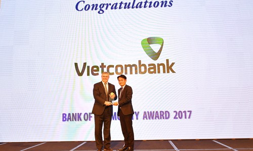 Vietcombank - Ngân hàng vì cộng đồng Đại diện Vietcombank, ông Thomas William Tobin – Giám đốc Khối Bán lẻ (bên trái) nhận giải thưởng “Ngân hàng vì cộng đồng 2017”