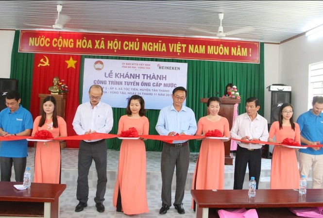 Heineken Việt Nam khánh thành công trình nước sạch và hỗ trợ xây nhà Đại đoàn kết Ông Trần Minh Triết - Phó TGĐ Điều hành HEINEKEN Việt Nam, đại diện chính quyền và người dân cắt băng khánh thành công trình nước