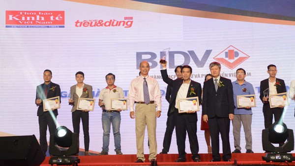 Sản phẩm BIDV đạt giải thưởng Tin và Dùng 2017 Đại diện BIDV nhận giải thưởng
