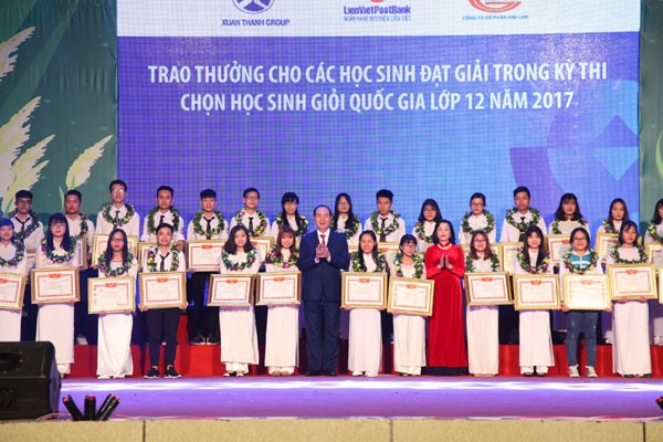 Trao thưởng cho học sinh giỏi Quỹ khuyến tài khuyến học Đinh Bộ Lĩnh Trao thưởng cho học sinh giỏi Quỹ khuyến tài khuyến học Đinh Bộ Lĩnh